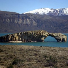Arco de Piedra en el Lago Posadas