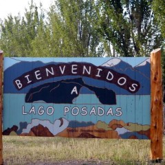 Cartel de ingreso al pueblo - Complejo Las Lengas - Lago Posadas, Santa Cruz